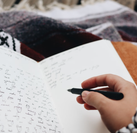 Brain Dump Journaling: Clear Your Mind Before Bed or the Weekend